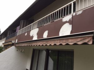 Sanierungsarbeiten Balkon - Wände streichen, Spachtelarbeiten, Wandfläche streichen durch professionelle Maler.